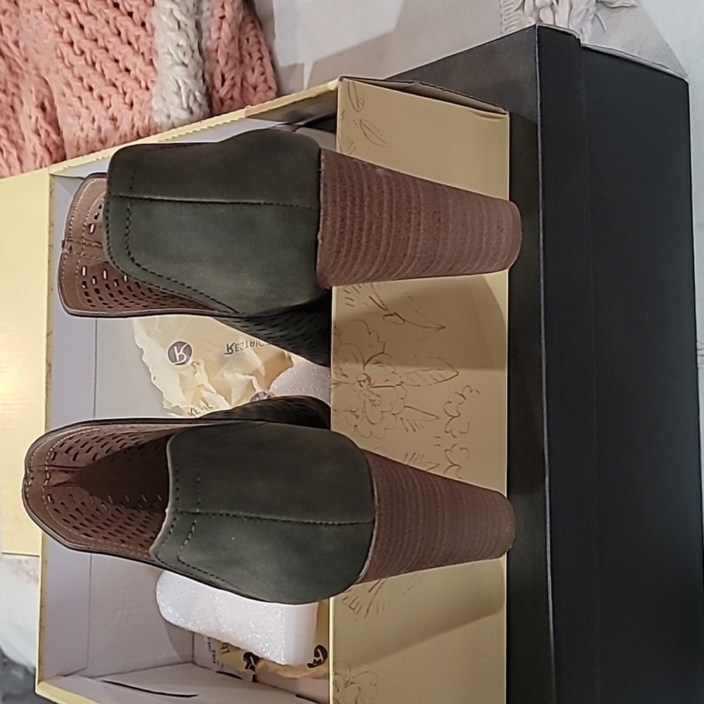 Restricted booties - Picture 2 of 5